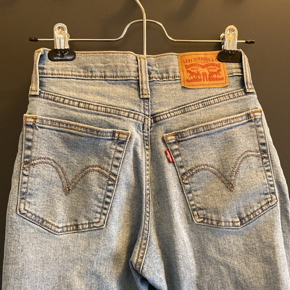 “Really great” Levi’s Wedgie Straight (cropped high rise) Jeans - Picture 4 of 5